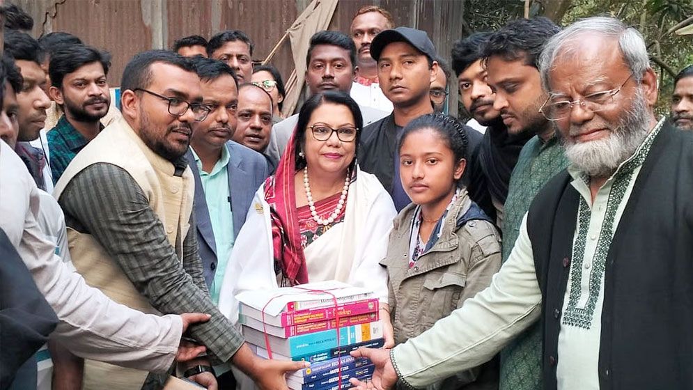 মেধাবী নন্দিনীর পাশে দাঁড়ালেন তারেক রহমান