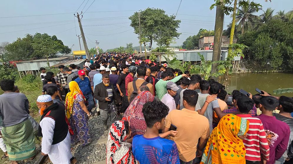 ট্রেনের ধাক্কায় মাইক্রোবাস পুকুরে, নিহত ৫