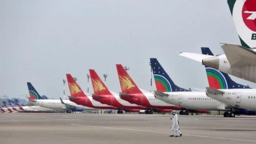 ঢাকার দুই ফ্লাইটের কলকাতায় অবতরণ