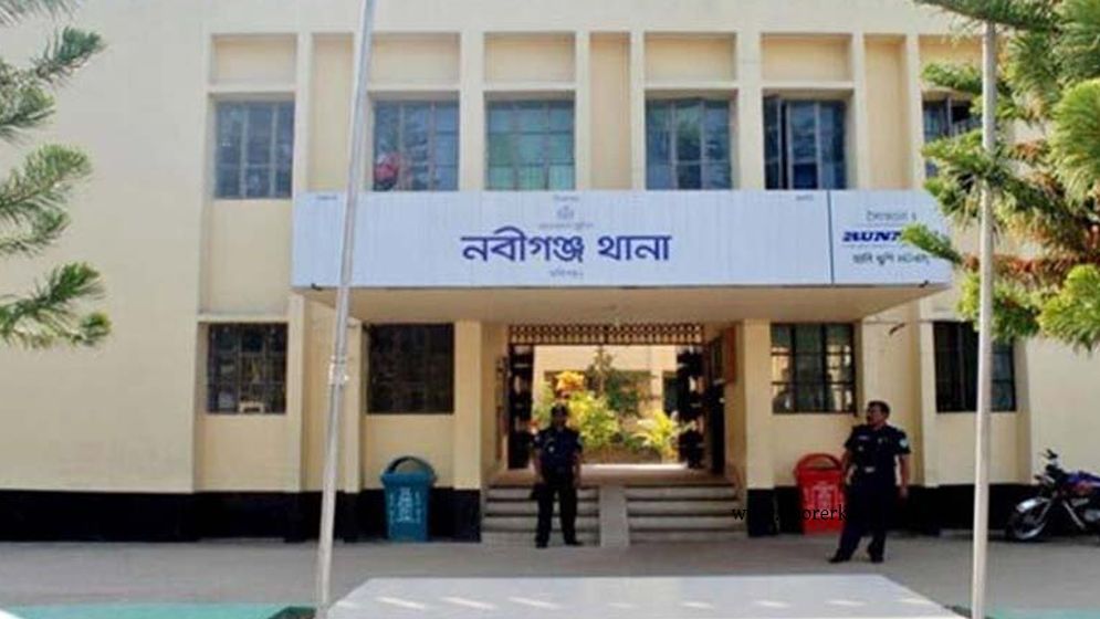 নবীগঞ্জ থানার ওসির অপসারণ দাবিতে ঝাড়ু মিছিল