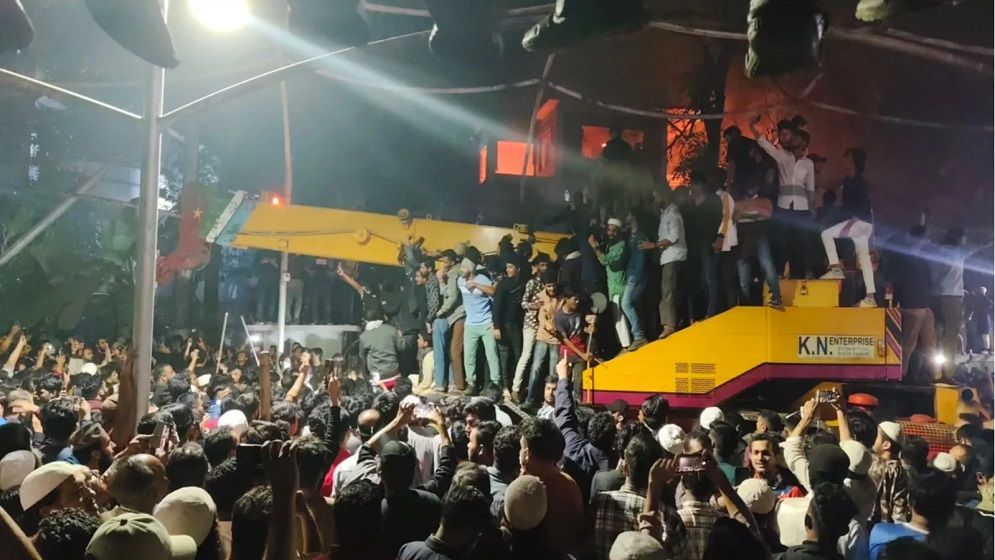 ক্রেন দিয়ে ধানমণ্ডির ৩২ নম্বর বাড়ি গুঁড়িয়ে দেয়া হচ্ছে