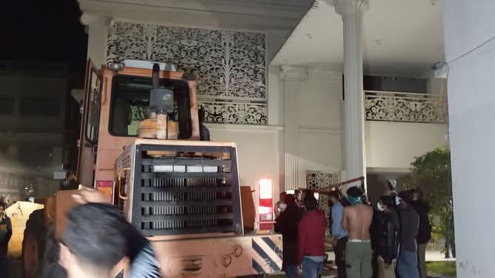 মধ্যরাতে বুলডোজার দিয়ে গুঁড়িয়ে দেয়া হলো আমুর বাড়ি