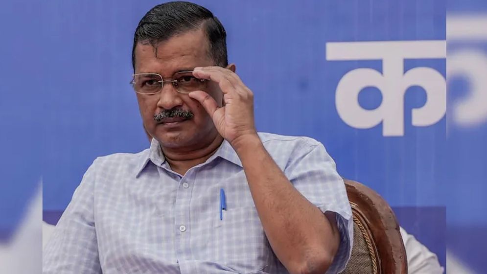 ভোটের আগে বেকায়দায় কেজরিওয়াল