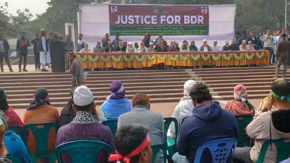 শহীদ মিনারে ৬ দাবি নিয়ে চাকরিচ্যুত বিডিআর সদস্যদের অবস্থান