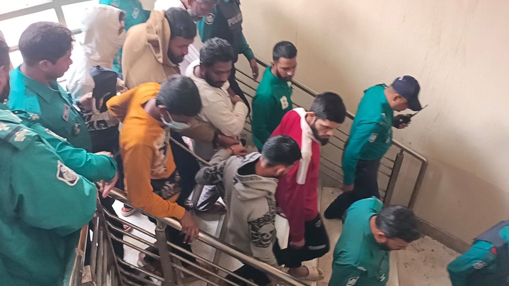 আদালত চত্বরে পুলিশের ওপর হামলা, ১১ জন শ্যোন অ্যারেস্ট