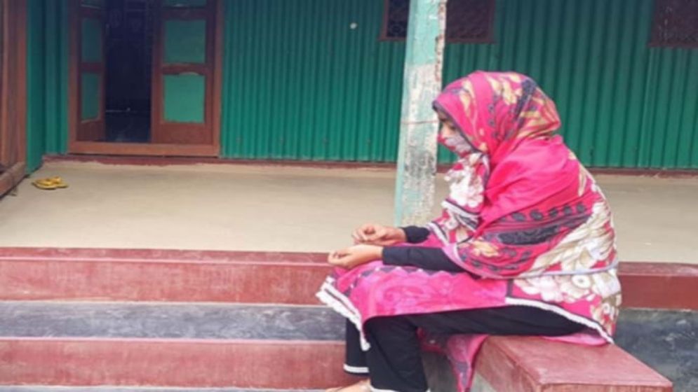 পুলিশ সদস্যের বাড়িতে বিয়ের দাবিতে কলেজ ছাত্রী