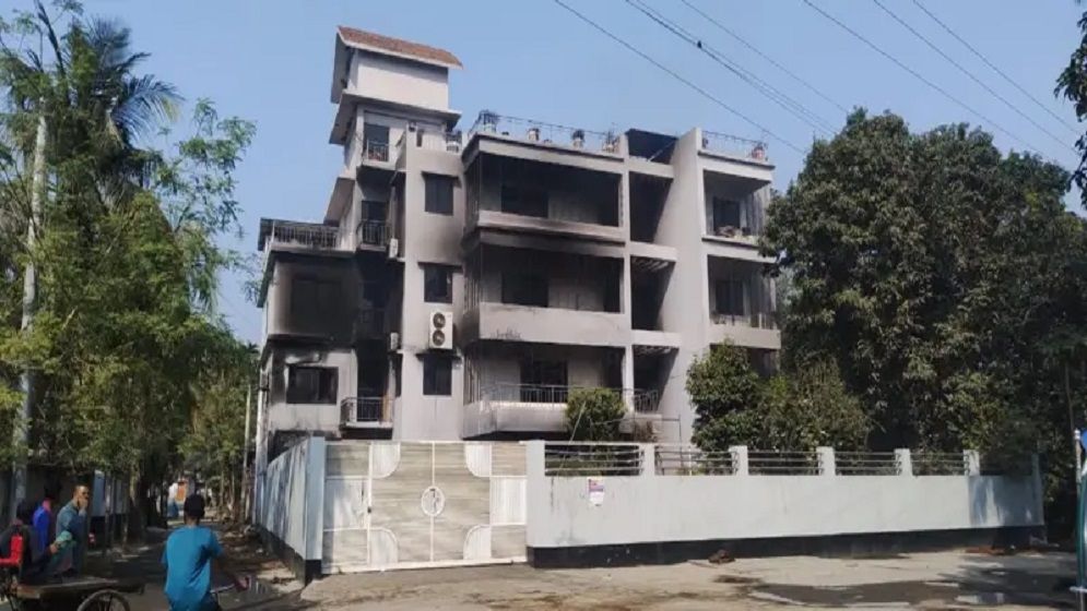 সাবেক পররাষ্ট্র প্রতিমন্ত্রী শাহরিয়ার আলমের বাড়িতে ভাঙচুরের পর আগুন