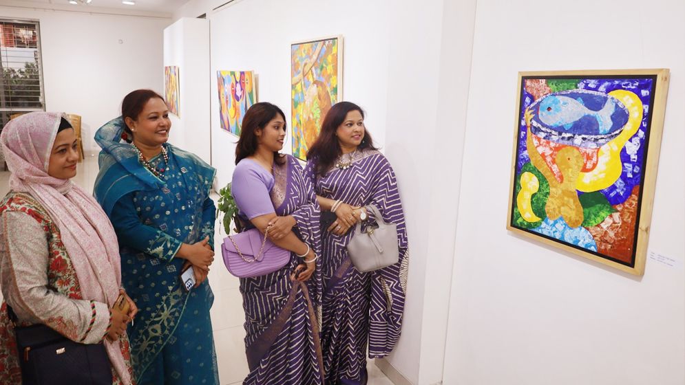 ক্যানভাসে বিমূর্ত নারী মন