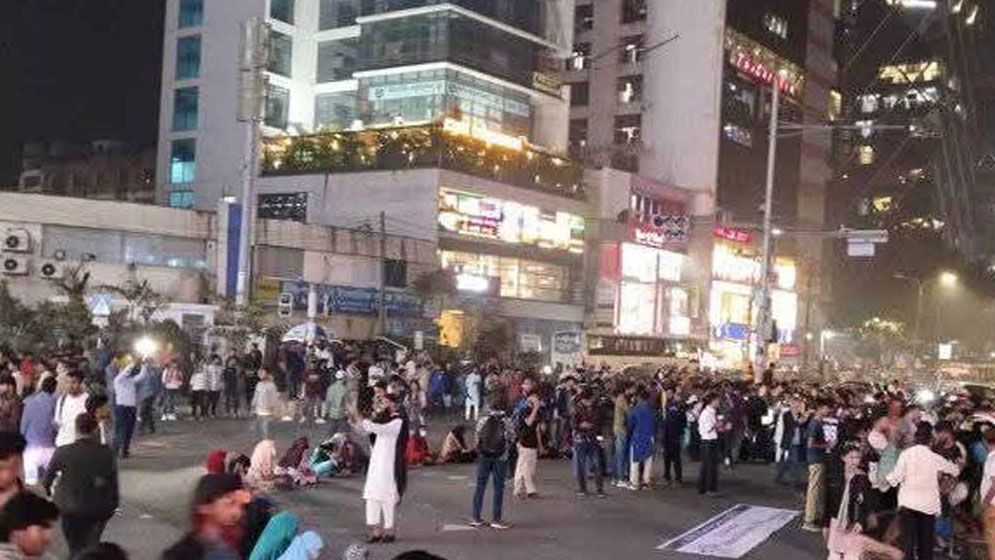 গুলশান ছাড়লেও ক্যাম্পাসের সামনের সড়কে তিতুমীর কলেজ শিক্ষার্থীরা