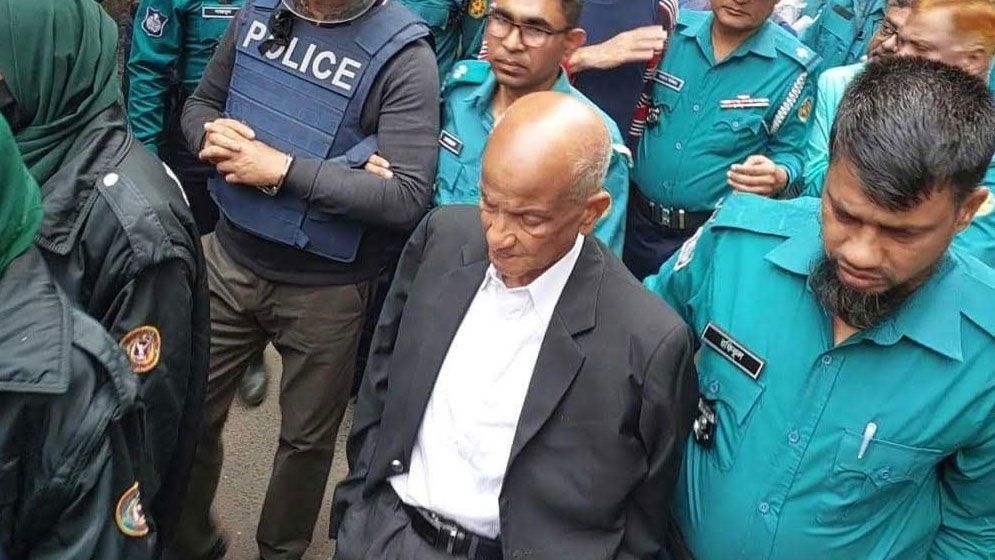 শুনানিতে কামাল মজুমদার: হাতকড়া কি বীর মুক্তিযোদ্ধার অলঙ্কার?