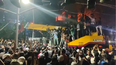 ক্রেন দিয়ে ধানমণ্ডির ৩২ নম্বর বাড়ি গুঁড়িয়ে দেয়া হচ্ছে