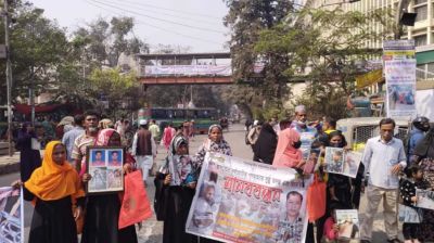 জুলাই বিপ্লবে শহীদ পরিবারের সদস্যদের শাহবাগ অবরোধ