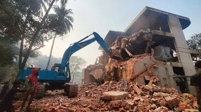 বুলডোজার দিয়ে যেভাবে ভাঙ্গা হলো ৩২ নম্বর দেখুন ছবিতে