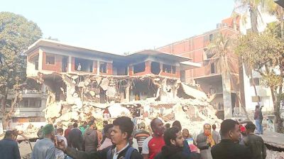 ৩২ নম্বরের বাড়িতে উৎসুক জনতার ভিড়, চলছে লুটপাট 