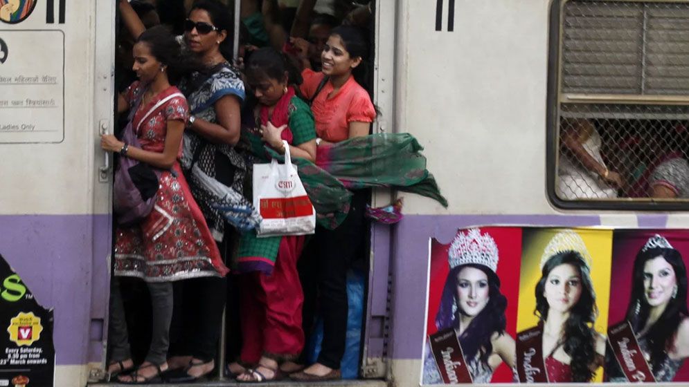 মুম্বাইয়ে ট্রেনে যাত্রীকে ‘ধর্ষণ’
