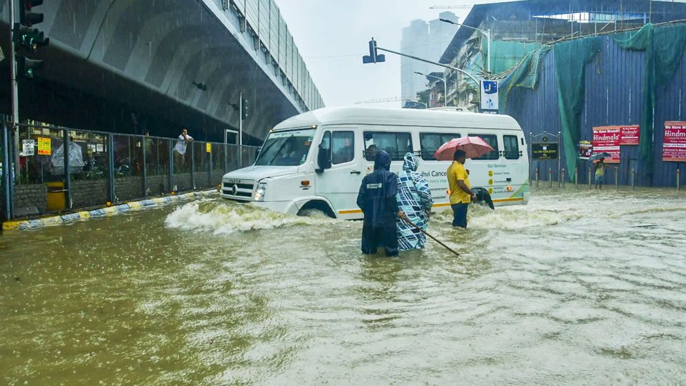 ১০০ বছরের রেকর্ড ভেঙে মুম্বাইয়ে ভয়াবহ বৃষ্টি, শহরজুড়ে জলাবদ্ধতা