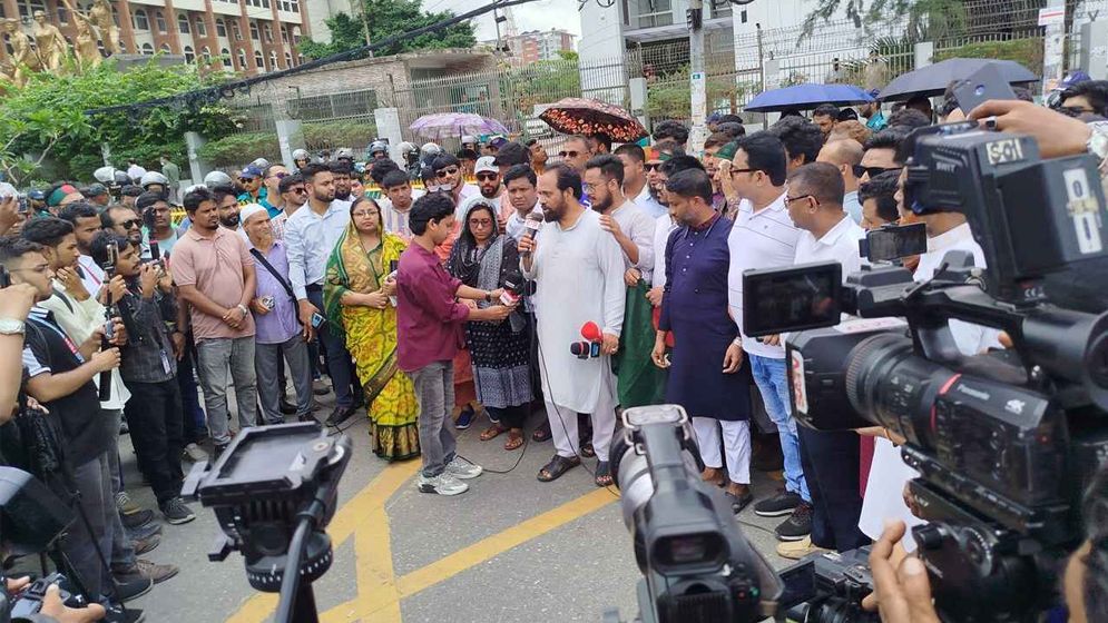 স্থানীয় সরকার নির্বাচনের দাবিতে ইসির সামনে এনসিপির নেতাকর্মীরা