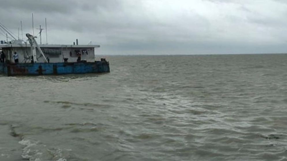 দৌলতদিয়া-পাটুরিয়ায় ফেরি চলাচল স্থগিত