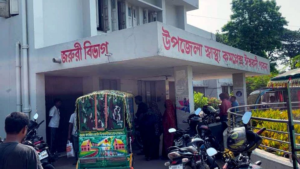 কাভার্ড ভ্যান চাপায় মা-মেয়েসহ তিনজন নিহত