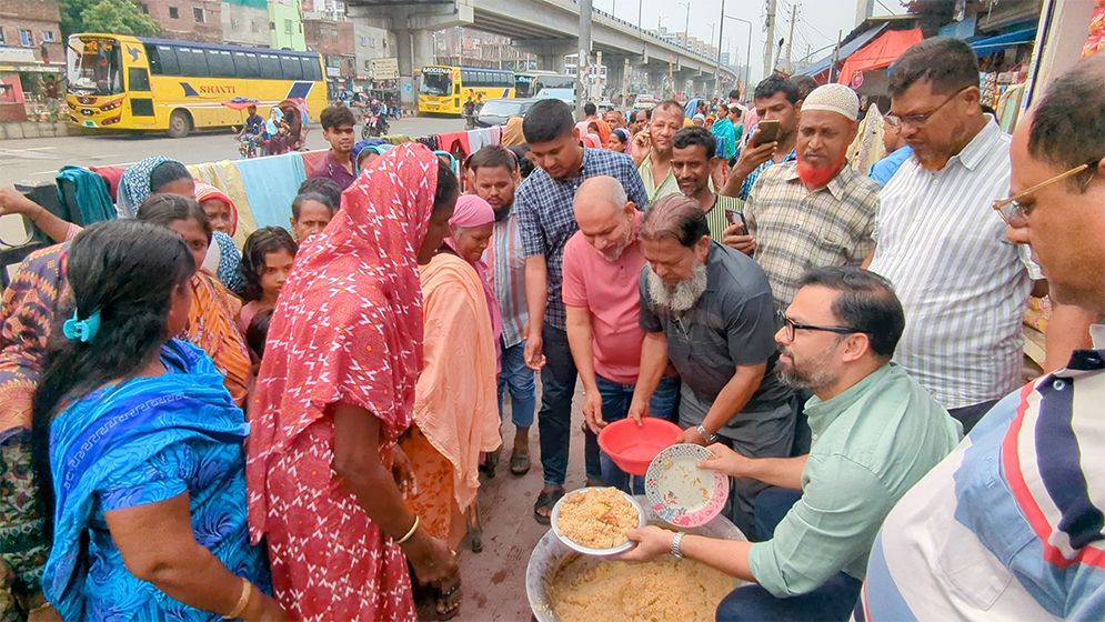জলাবদ্ধতা যতদিন সহায়তা ও খাবার বিতরণ ততদিন চলবে: আমিনুল হক