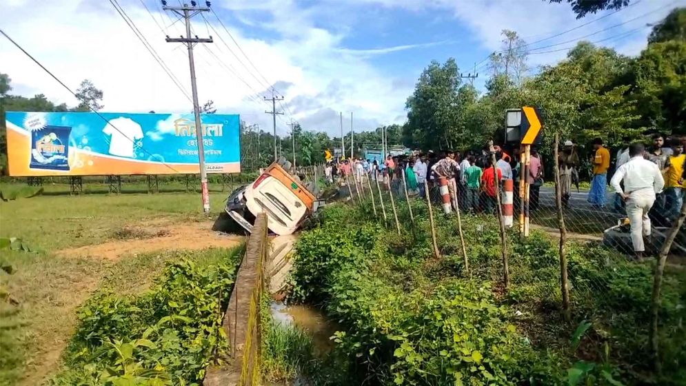 রামুতে বাস-ক্যাভার্ডভ্যান মুখোমুখি সংঘর্ষে নিহত ৩
