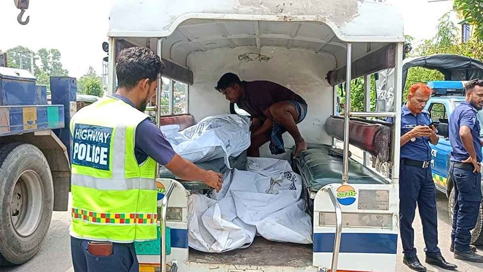 টাঙ্গাইলে ট্রাকের পেছনে মাইক্রোবাসের ধাক্কা, নিহত ৩