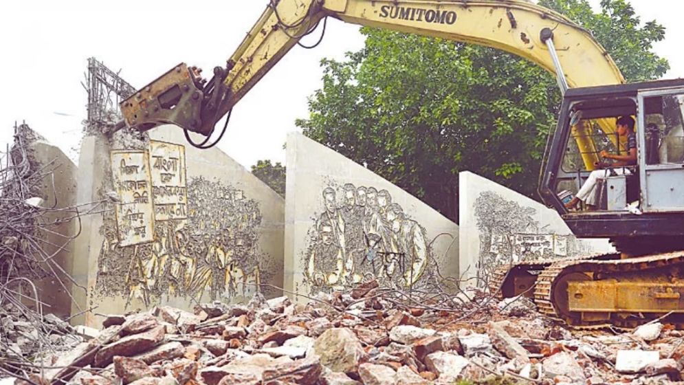 ভাঙা হলো বিজয় সরণির ‘মৃত্যুঞ্জয়ী প্রাঙ্গণ’, জুলাই স্মরণে হবে ‘গণমিনার’