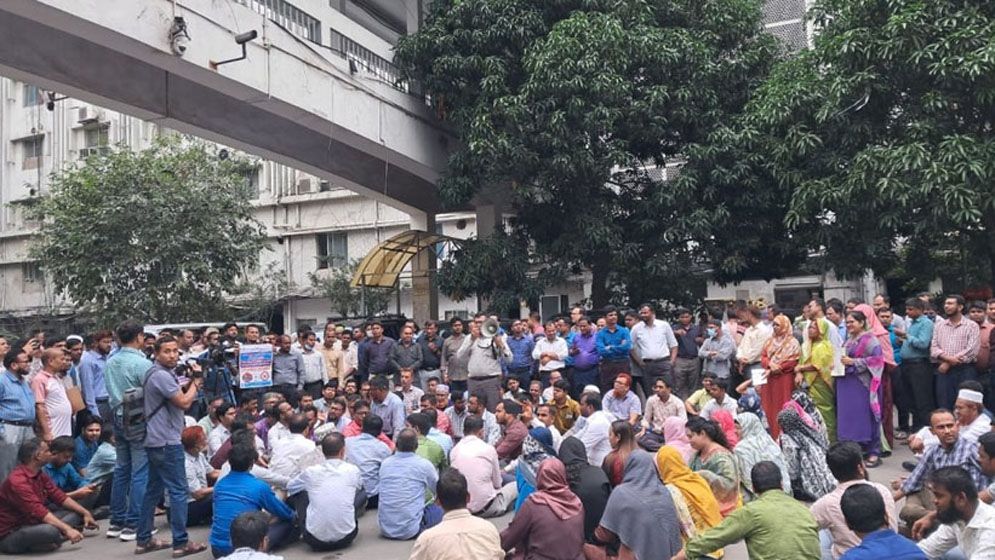 সরকারকে ৪৮ ঘণ্টার আলটিমেটাম কর্মকর্তা-কর্মচারীদের