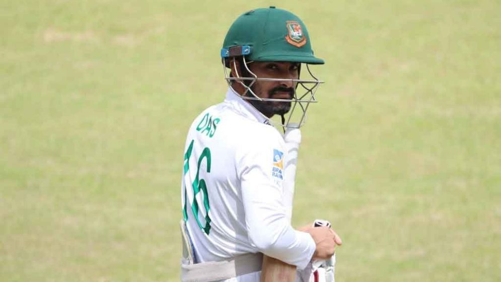 দুই মাইলফলকের সামনে দাঁড়িয়ে লিটন