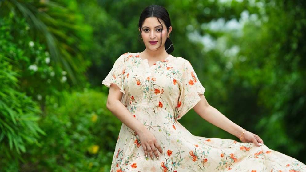 ঈদে নানাবাড়িতে আম কুড়ালেন পরীমণি