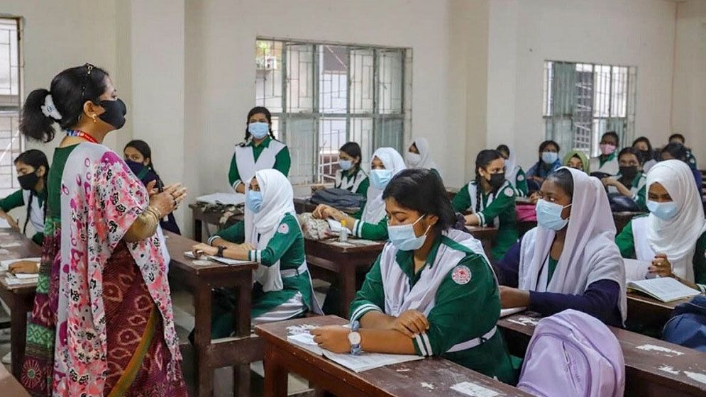 রবিবার খুলছে শিক্ষাপ্রতিষ্ঠান, করোনা-ডেঙ্গু নিয়ে উদ্বিগ্ন অভিভাবকরা