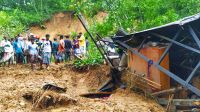 গভীর রাতে টিলা ধসে এক পরিবারের চারজন মাটিচাপা