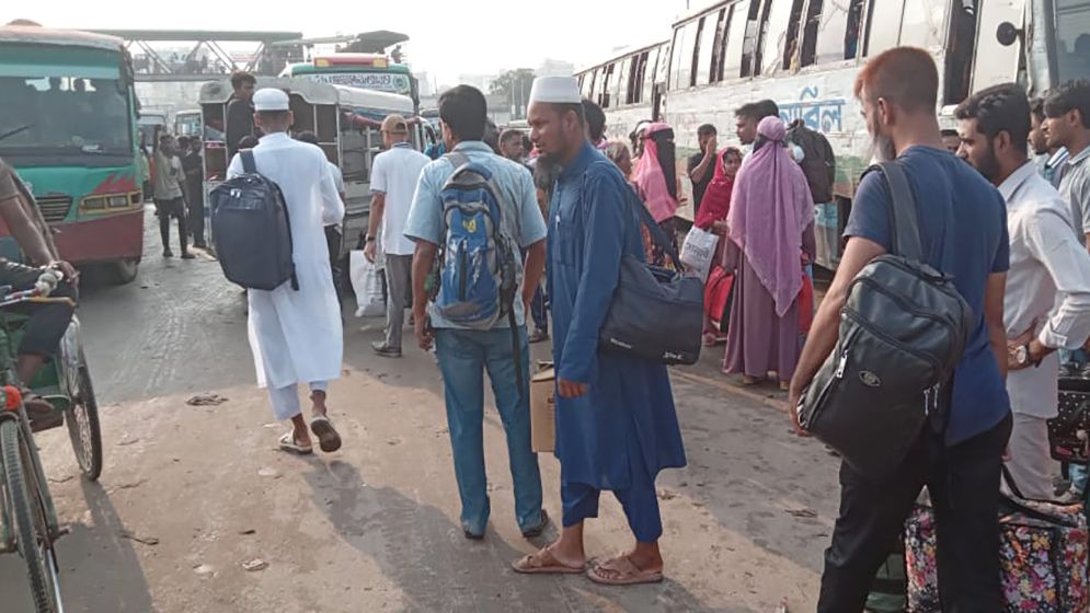 রাস্তা জুড়ে অরাজকতা, জিম্মি যাত্রীরা