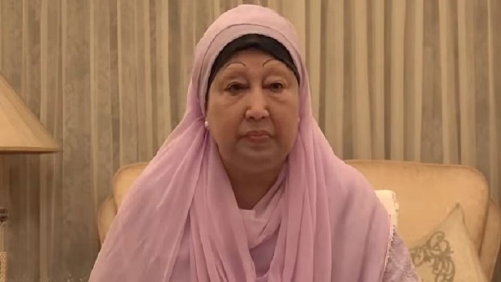 খালেদা জিয়ার হাতে গুলশানের বাড়ির কাগজ তুলে দিলেন গণপূর্ত উপদেষ্টা
