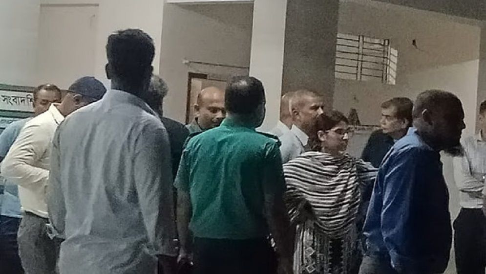 ৯ ঘণ্টা অবরুদ্ধ থাকার পর পুলিশ পাহারায় মাইলস্টোন থেকে বেরোলেন দুই উপদেষ্টা