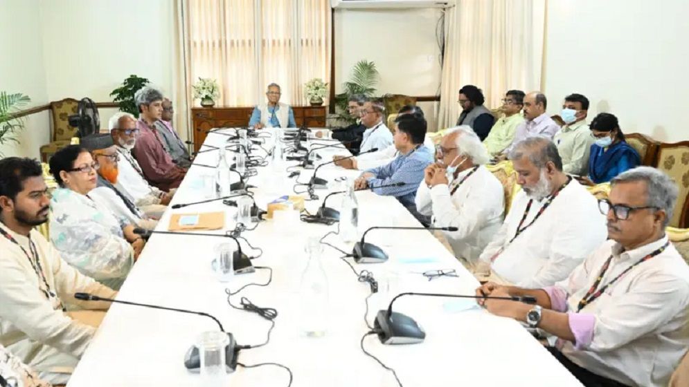 এবার ১৩টি দল ও জোটের সঙ্গে বৈঠকে প্রধান উপদেষ্টা