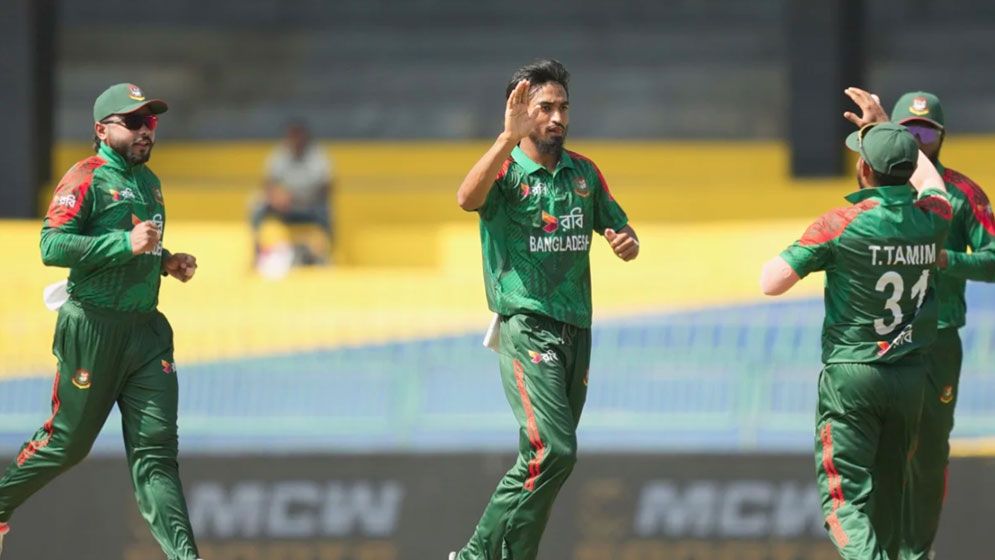 পেসারদের আগুনে শুরু, ব্যাকফুটে শ্রীলঙ্কা