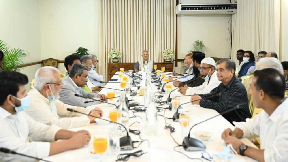 বিএনপি-জামায়াতসহ চার দলের নেতাদের সঙ্গে বৈঠকে প্রধান উপদেষ্টা