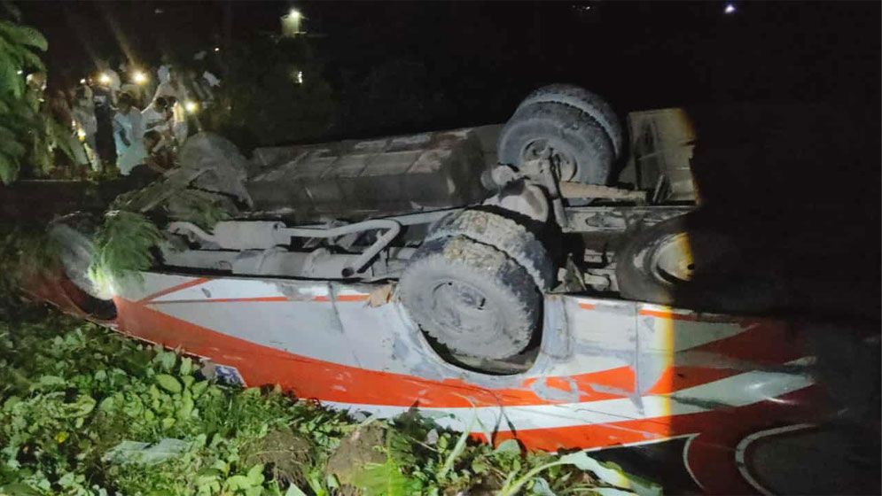চকরিয়ায় যাত্রীবাহী বাস উল্টে নিহত ২, আহত ১৫