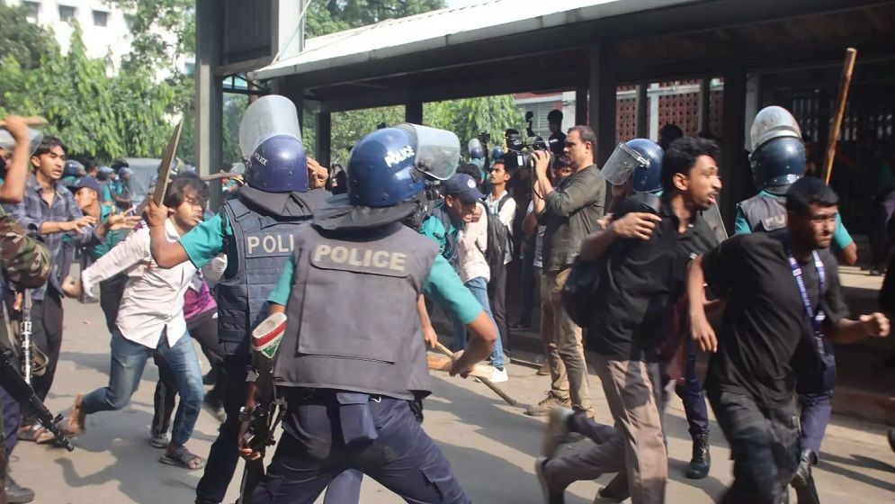 সচিবালয়ে পুলিশের লাঠিচার্জে আহত ৩৫ শিক্ষার্থী