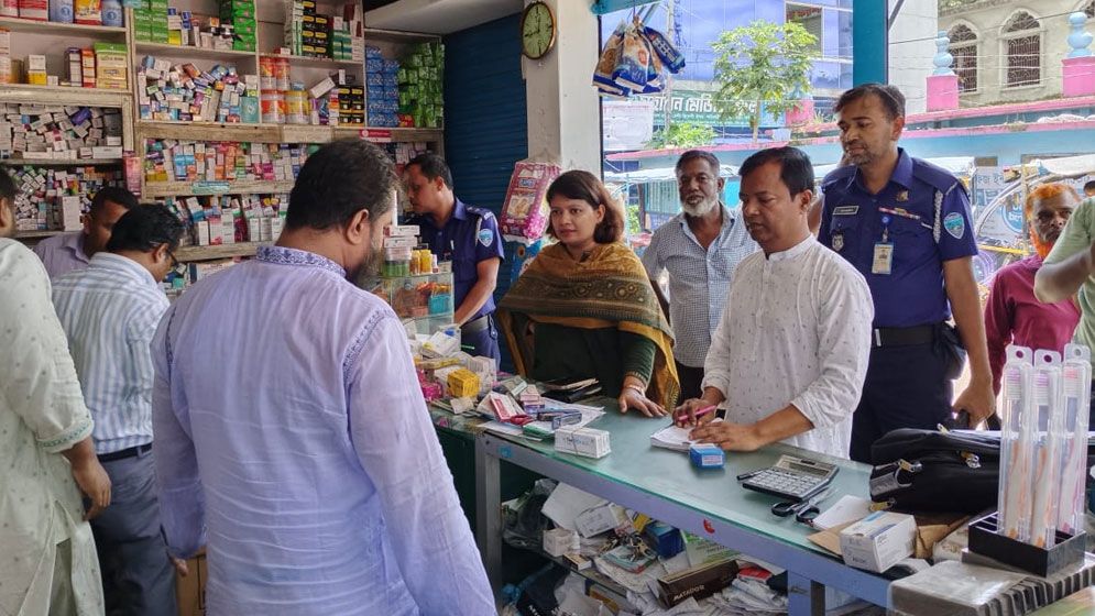 মেঘনায় ফার্মেসিতে অভিযান, ৩৫ হাজার টাকা জরিমানা