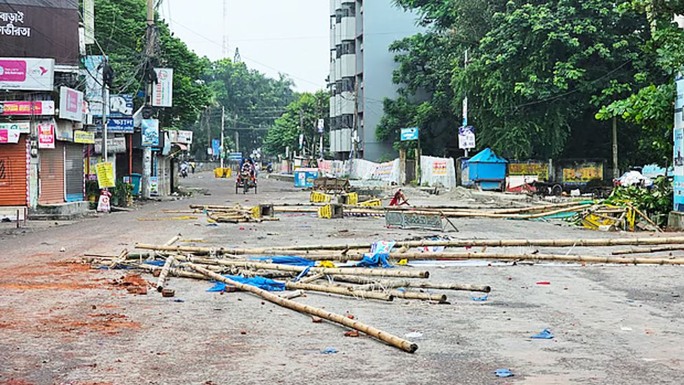 গোপালগঞ্জে কারফিউ, থমথমে শহরে সড়কে যান চলাচল সীমিত