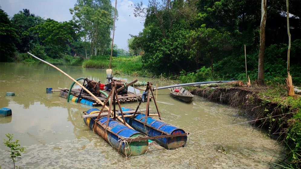 হরিরামপুর ও শিবালয়ে উপজেলা প্রশাসনের দোহাই দিয়ে ড্রেজার বাণিজ্য