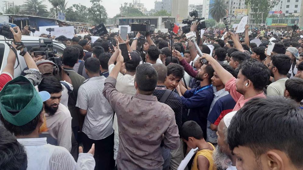 রাস্তায় মাইলস্টোন শিক্ষার্থীরা, ৬ দাবিতে বিক্ষোভ