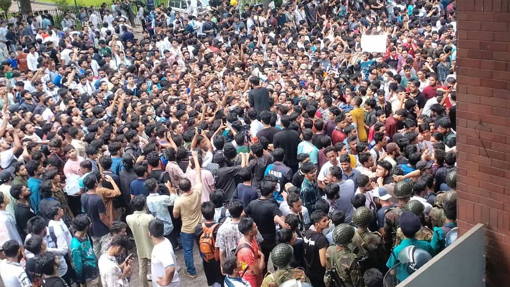 সচিবালয়ের সামনে শিক্ষার্থীদের বিক্ষোভ, সব গেট বন্ধ