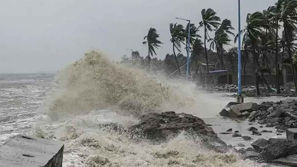 ১৫ জেলায় জলোচ্ছ্বাসের শঙ্কা, বন্দরে ৩ নম্বর সতর্কতা