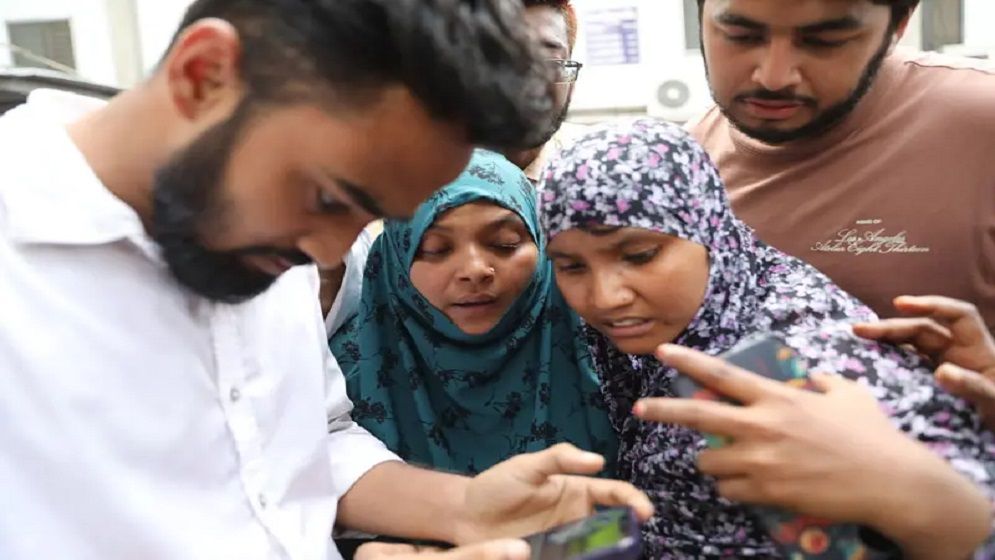 সন্তানদের ছবি হাতে হাসপাতালে খুঁজছেন অনেক স্বজন