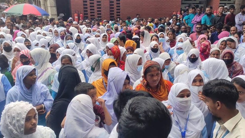 এনাম মেডিকেল কলেজ হাসপাতালে কর্মচারীদের বিক্ষোভ ও কর্মবিরতি