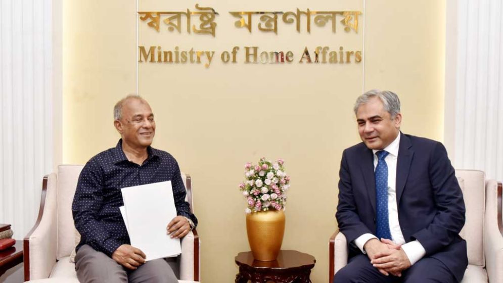 স্বরাষ্ট্র উপদেষ্টার সঙ্গে পাকিস্তানের স্বরাষ্ট্রমন্ত্রীর বৈঠক, যেসব আলাপ হলো