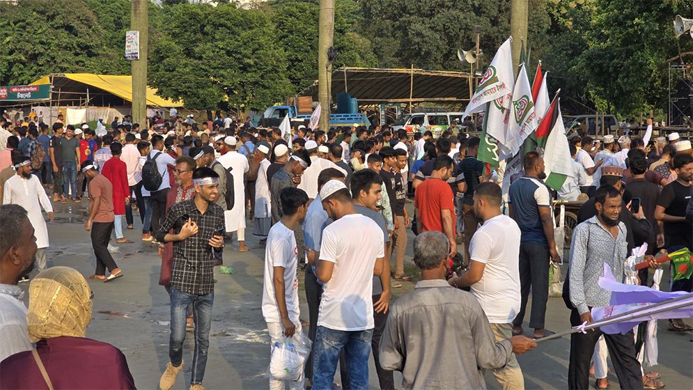 সোহরাওয়ার্দী উদ্যান অভিমুখে জামায়াত নেতাকর্মীদের ঢল